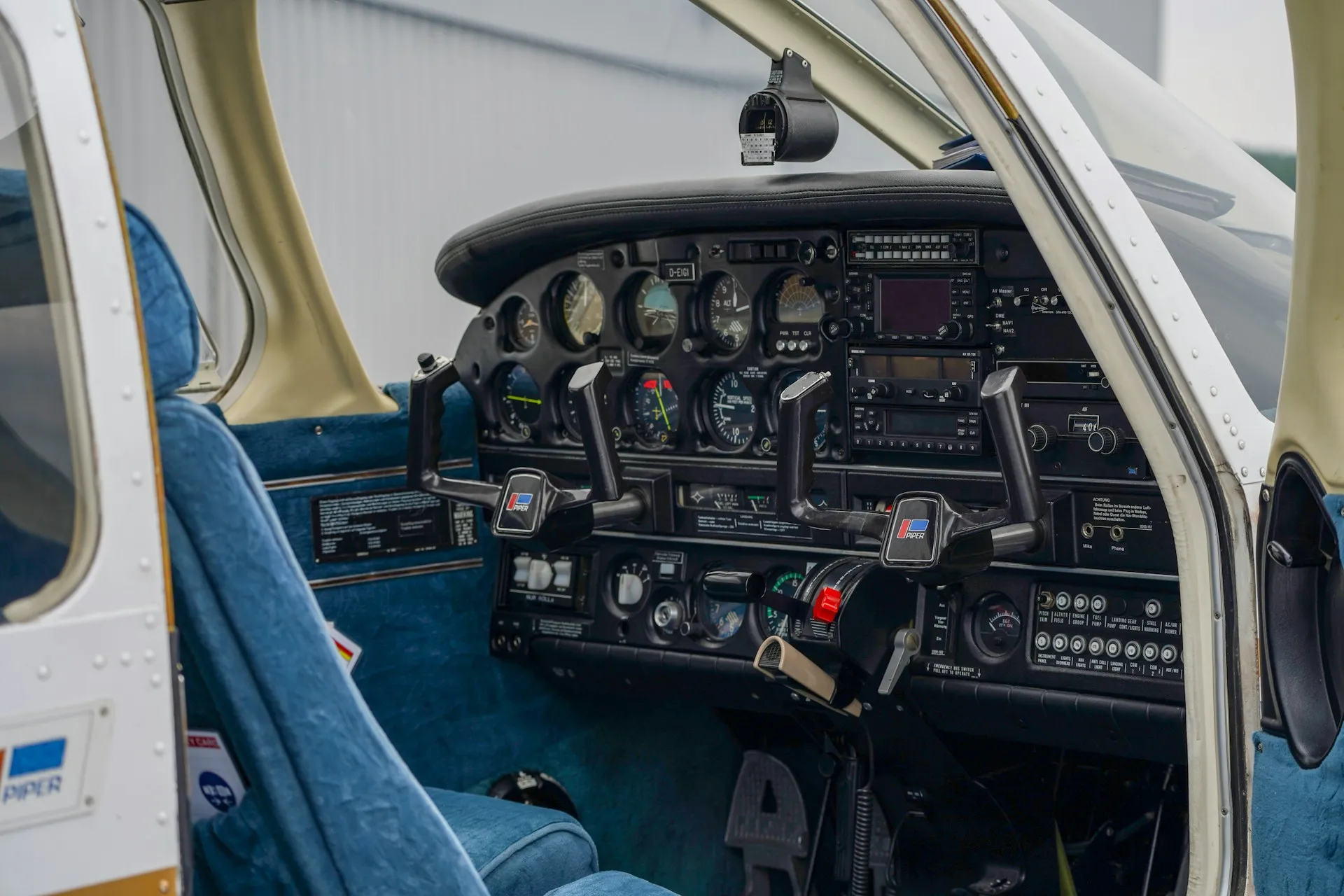 Elite Flight Training & Aircraft Management Piper Warrior cockpit